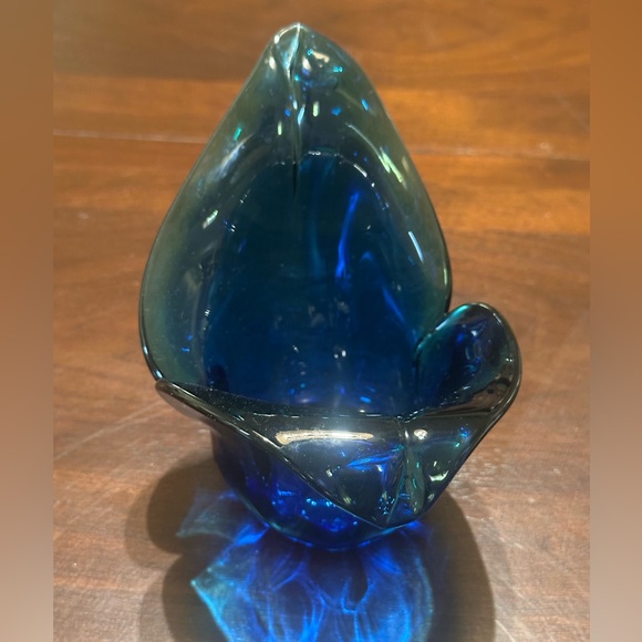Stunning Murano White Crystal Glass Deep Blue W/Iridescent Green Vase/Home Decor